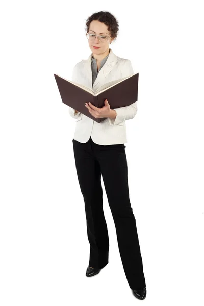 Jovem mulher atraente em vestido de negócios de pé e lendo bi — Fotografia de Stock