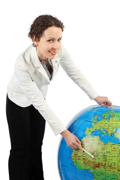 Mujer joven con chaqueta blanca de pie y señalando a África en b —  Fotos de Stock