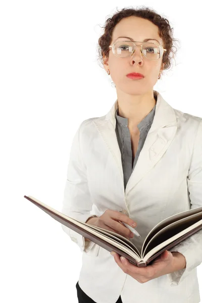 Giovane donna seria in bicchieri che tengono grande libro e penna, guardando — Foto Stock