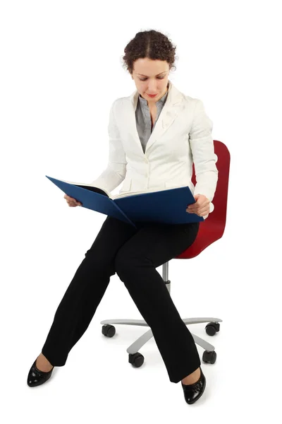 Junge attraktive Frau im Business-Kleid sitzt auf Stuhl und wieder — Stockfoto