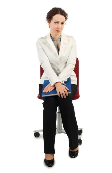 Mujer atractiva joven en vestido de negocios sentado en la silla y ho —  Fotos de Stock