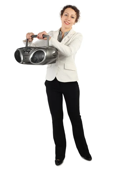Schoonheid vrouw in witte jas holding tape recorder en glimlachen, — Stockfoto