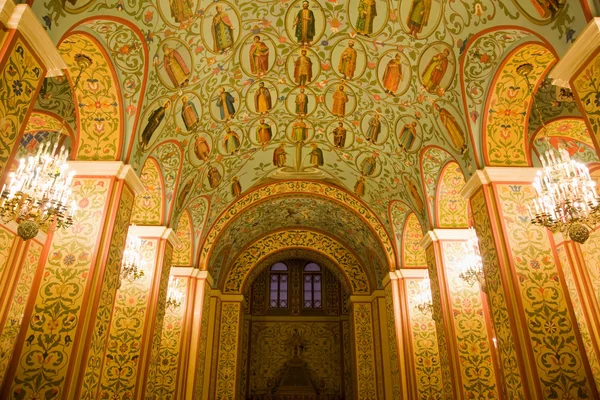 壁に美しい宗教的な絵画および歴史的の天井 — ストック写真