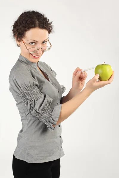 Junge attraktive Frau im Businesskleid mit einem Apfel und einem Po — Stockfoto