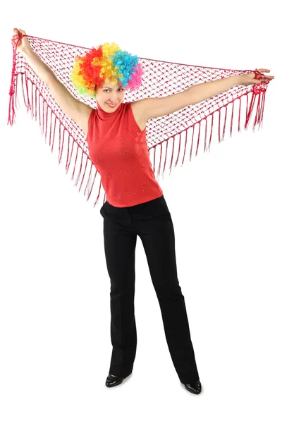 Giovane donna attraente in parrucca clown in piedi e tenendo sha rosso — Foto Stock
