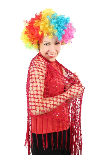 Retrato de jovem mulher sorridente em peruca de palhaço e xale vermelho, metade — Fotografia de Stock
