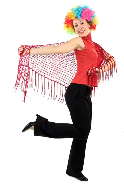 Jovem mulher atraente em peruca de palhaço e com xale vermelho de pé — Fotografia de Stock
