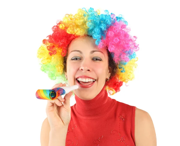Jeune femme de beauté en perruque de clown et avec ventilateur de fête, riant — Photo
