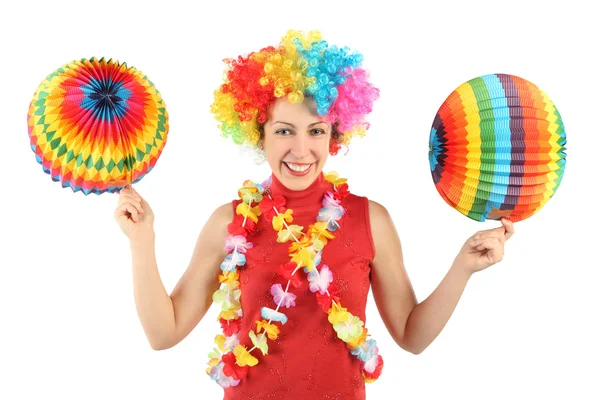 Joven mujer de belleza en peluca de payaso, guirnalda de flores y multicolor — Foto de Stock