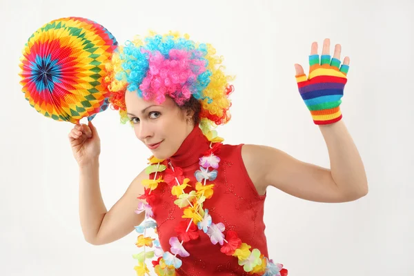 Mladá kráska žena v paruka klaun, květinový věnec a vícebarevné — Stock fotografie