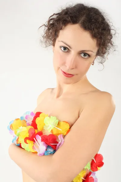 Jovem mulher de beleza cobrir seu corpo nu por flor multicolorida g — Fotografia de Stock