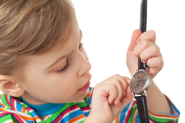 Vrij klein meisje in gestreept t-shirt start horloge geïsoleerd op w — Stockfoto