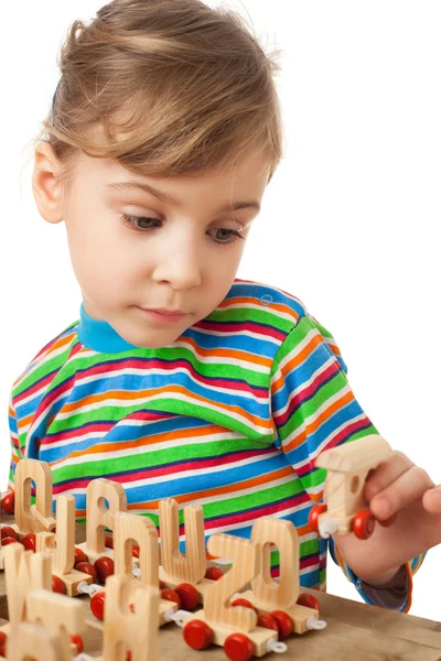 Hübsches kleines Mädchen wird von Spielzeug hölzerne Dampflok mit gespielt — Stockfoto
