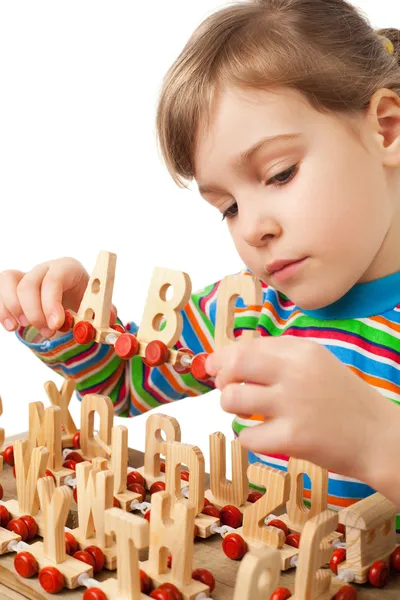 Vrij klein meisje wordt gespeeld door speelgoed houten stoomlocomotief met — Stockfoto