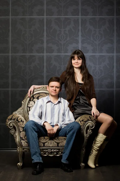 Schöne Frau und Mann im prächtigen Sessel — Stockfoto