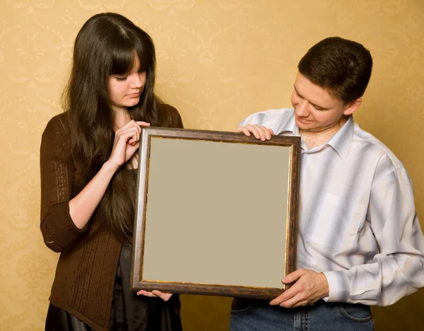 젊은 아름 다운 여자와 그림 프레임에 웃는 남자 — 스톡 사진