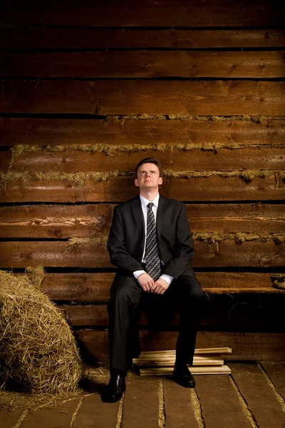 Ensam affärsman sitter på bänken — Stockfoto