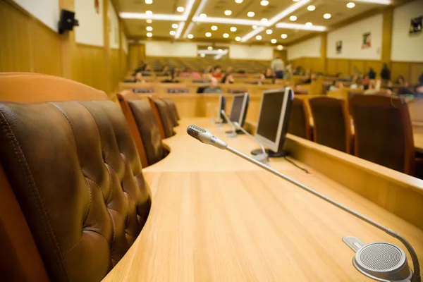 Salles de conférence avec magnifiques fauteuils en cuir et t en bois — Photo