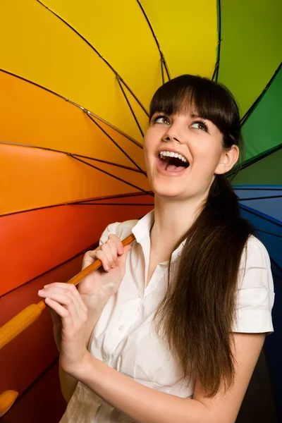 Skrattar ung brunett kvinna i vit blus med multi-färg — Stockfoto