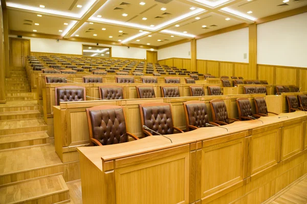 Conference halls with magnificent leather armchairs and wooden t — Stock Photo, Image
