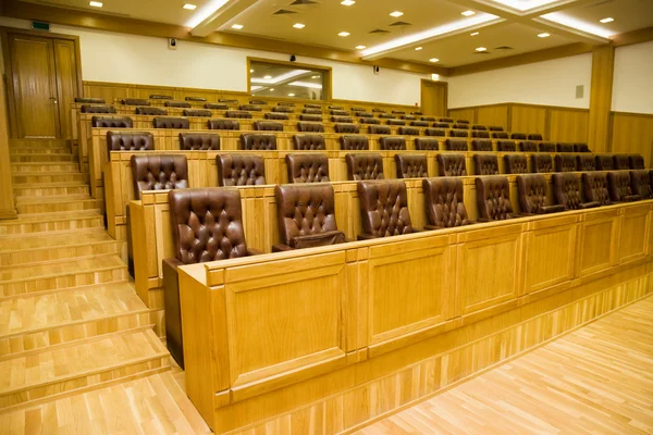Salles de conférence avec magnifiques fauteuils en cuir et t en bois — Photo