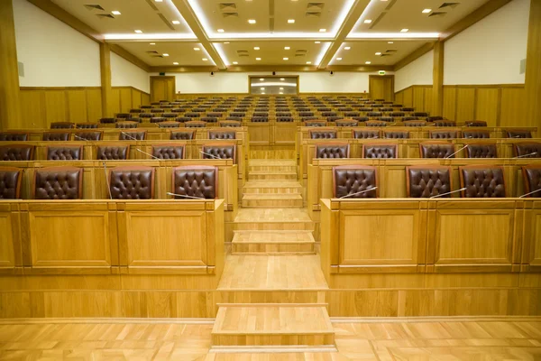 Salas de conferencias con magníficos sillones de cuero y t de madera —  Fotos de Stock