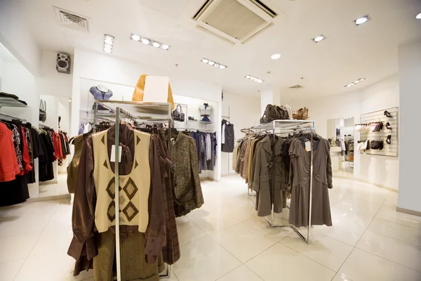 El local de la tienda de la ropa, la colección otoñal — Foto de Stock