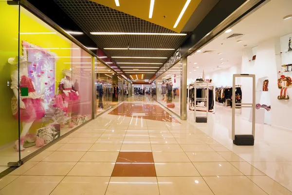 Korridor des Einkaufszentrums, Geschäfte mit großer Auswahl an Kleidung — Stockfoto