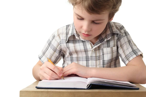 Маленький білий хлопчик малює в блокноті, напівтіло, вид спереду — стокове фото