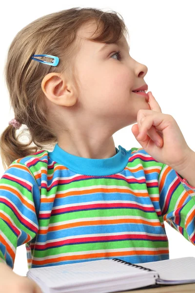 Καυκάσιος κοριτσάκι σε πολύχρωμα πουκάμισο με το σημειωματάριο, το ήμισυ — Φωτογραφία Αρχείου