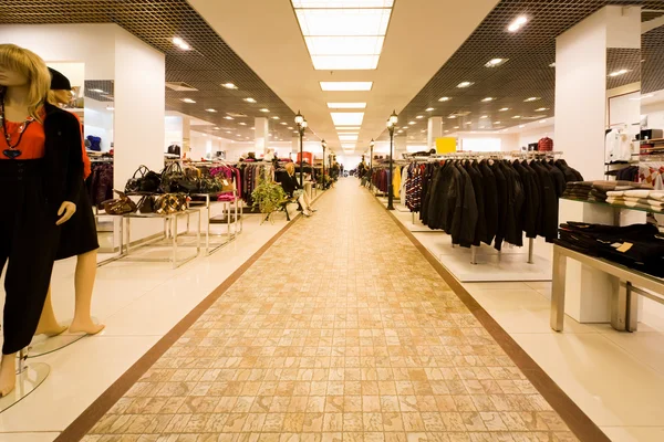 Stor butik med kläder, höst kläder och insamling av kvinnliga väska — Stockfoto