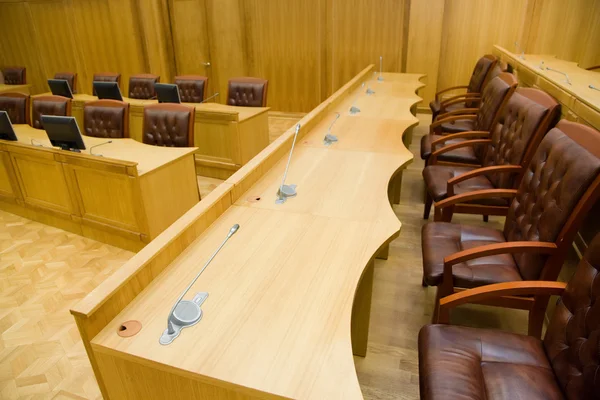 Salas de conferencias con magníficos sillones de cuero y t de madera — Foto de Stock