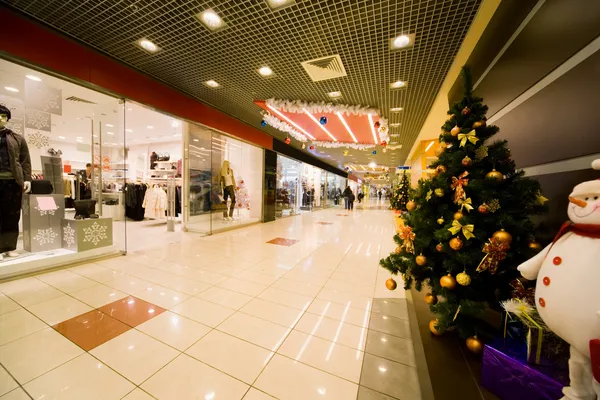 Tanne dicht mit Weihnachtsschmuck im Einkaufszentrum verdeckt — Stockfoto
