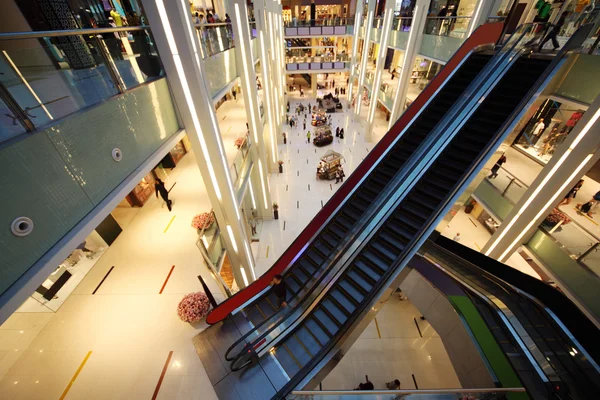 ДУБАЙ - 18 АПРЕЛЯ: Внутренний вид на Дубай Mall, один из крупнейших ма — стоковое фото