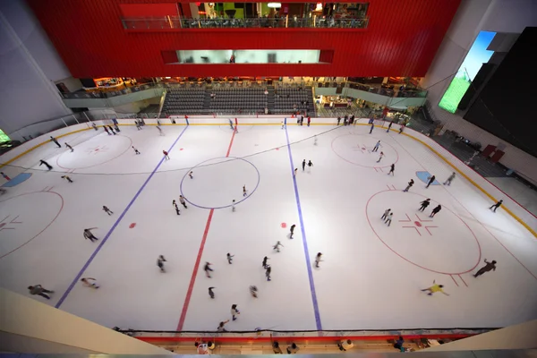 DUBAI - 18 de abril: grande pista de patinação coberta no Dubai Mall, um dos — Fotografia de Stock
