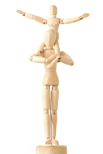 Figuras de madeira da criança sentada no pescoço de seus pais e puttin — Fotografia de Stock