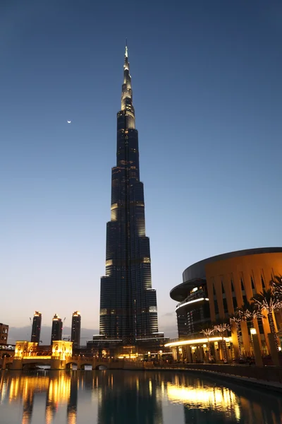 Dubai - 18 April: Burj Dubai wolkenkrabber en gebied met palmen en — Stockfoto