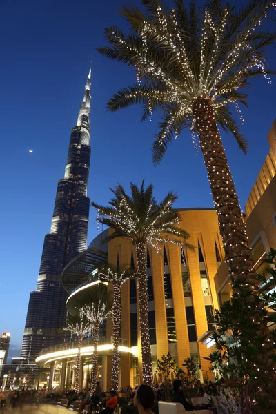 DUBAI - April 18: Gedung pencakar langit Burj Dubai dan jalan dengan dekorasi — Stok Foto