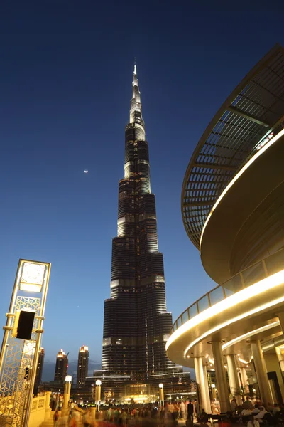 Dubai - 18 kwietnia: Wieżowiec Burj Dubai i ulicy z i — Zdjęcie stockowe