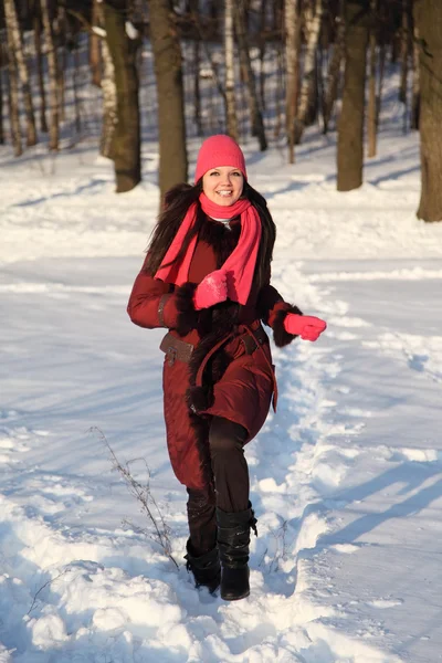Joven chica de belleza en bufanda rosa y sombrero sonriendo y caminando a f — Foto de Stock