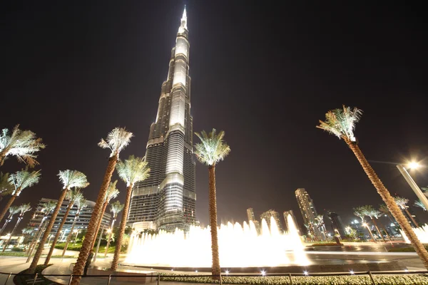 DUBAI - 18 DE ABRIL: El rascacielos Burj Khalifa (Burj Dubai) es el más grande — Foto de Stock