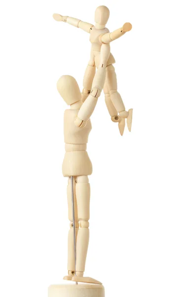 Drewniane figurki z rodzic załadowane jego dziecko nad głową, dziecko — Zdjęcie stockowe