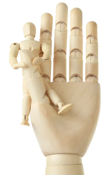Figura de madera de hombrecito sentado en la mano grande, vista frontal, iso —  Fotos de Stock