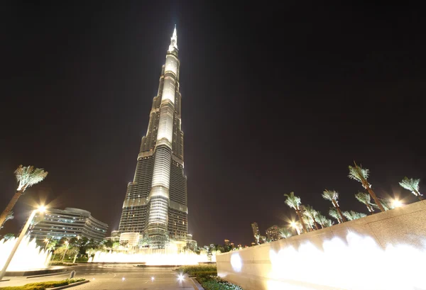 Dubai - 18 April: Wolkenkrabber Burj Khalifa (Burj Dubai) is meest bigest — Stockfoto