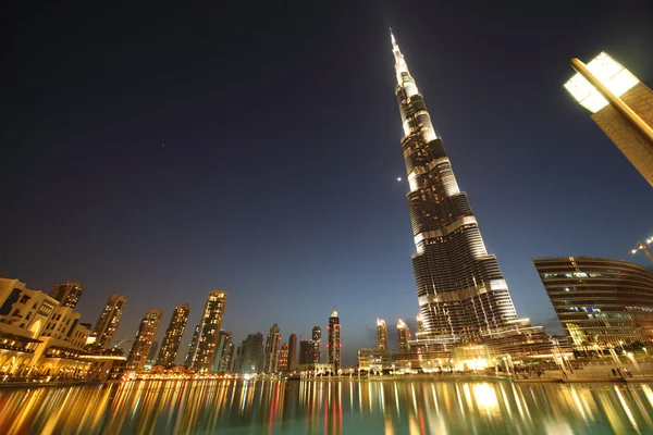 Dubai - 18 April: Burj Dubai wolkenkrabber en andere gebouwen bij n — Stockfoto