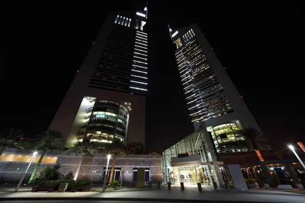 Dubai - 18 April: Emirates Towers en gebied met palmen en gras — Stockfoto