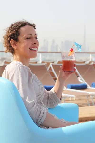 Schoonheid vrouw zitten in blauwe leunstoel op cruise liner dek en h — Stockfoto