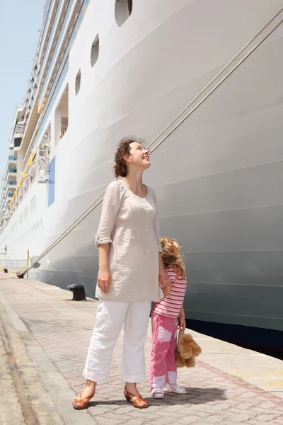 Jovem mãe e filha de pé na doca perto de grande navio de cruzeiro — Fotografia de Stock