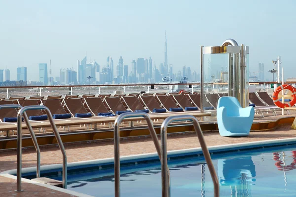 Cruise liner dek met zwembad — Stockfoto