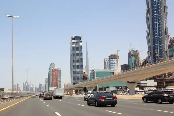 Dubai - április 18: általános nézet trunk road, a felhőkarcolók és a bu — Stock Fotó